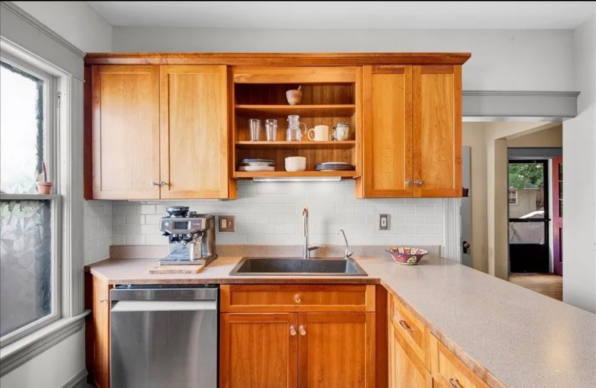 Beautiful 3BR 2.5BA Home | Three Levels | Dedicated Office | Walk to UVM and Church St - Photo 5
