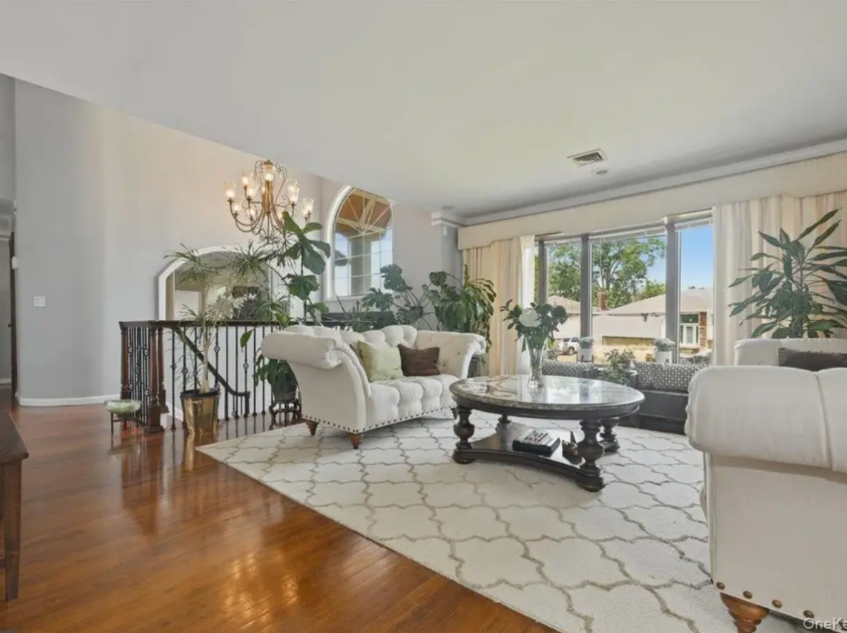 Furnished Queen Suite with Private Ensuite & Walk-In Closet - Photo 2
