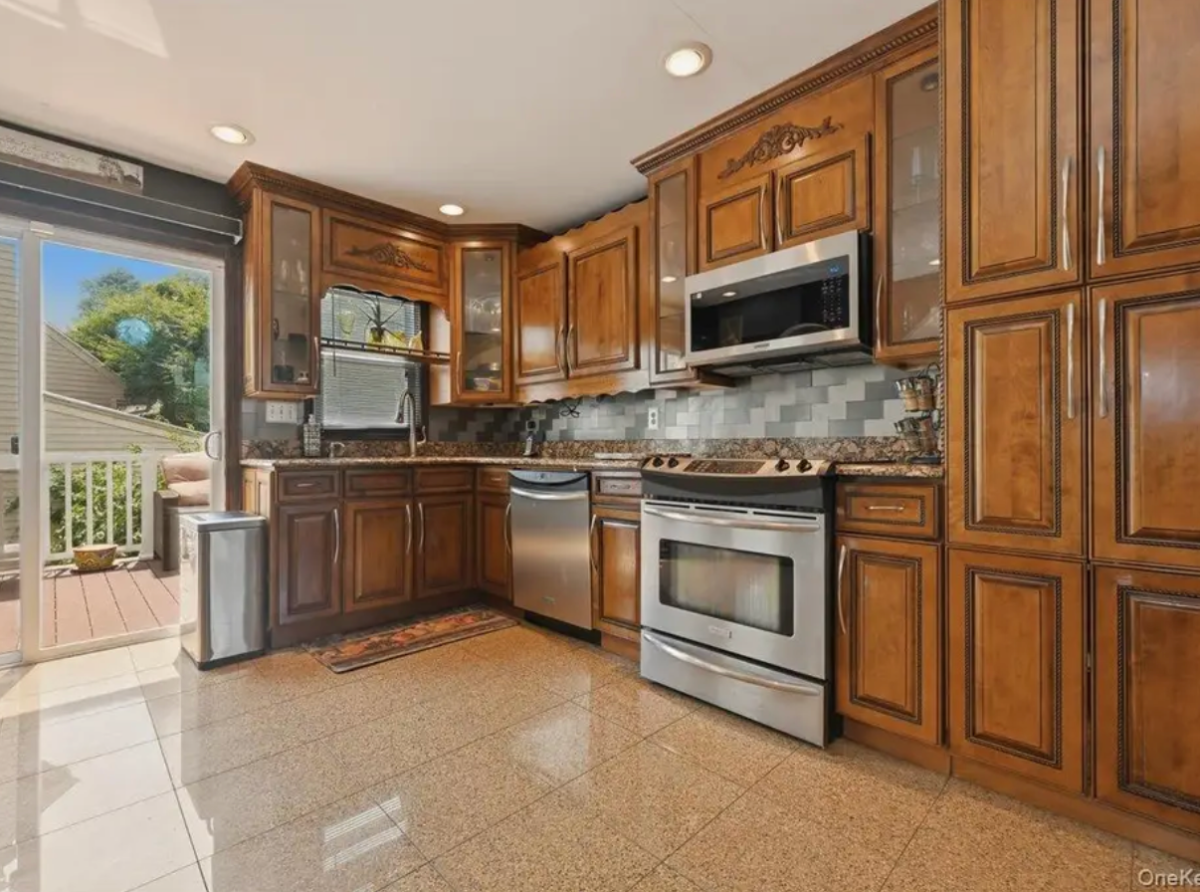 Furnished Queen Suite with Private Ensuite & Walk-In Closet - Photo 3