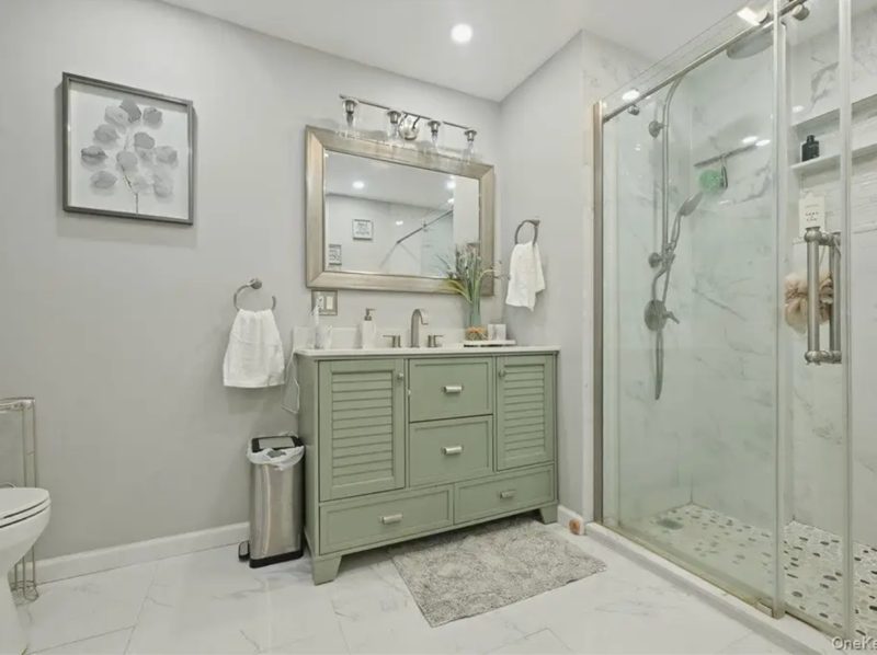 Furnished Queen Suite with Private Ensuite & Walk-In Closet - Photo 5