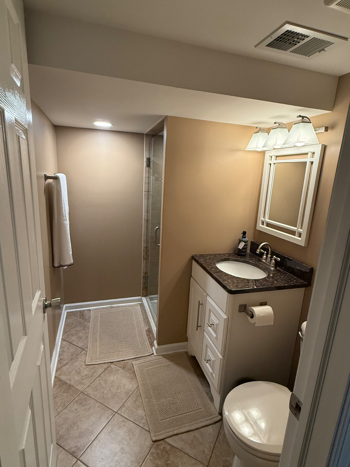 Spacious Furnished 5BR Home| 2-Car Garage | Extended Stays - Photo 8