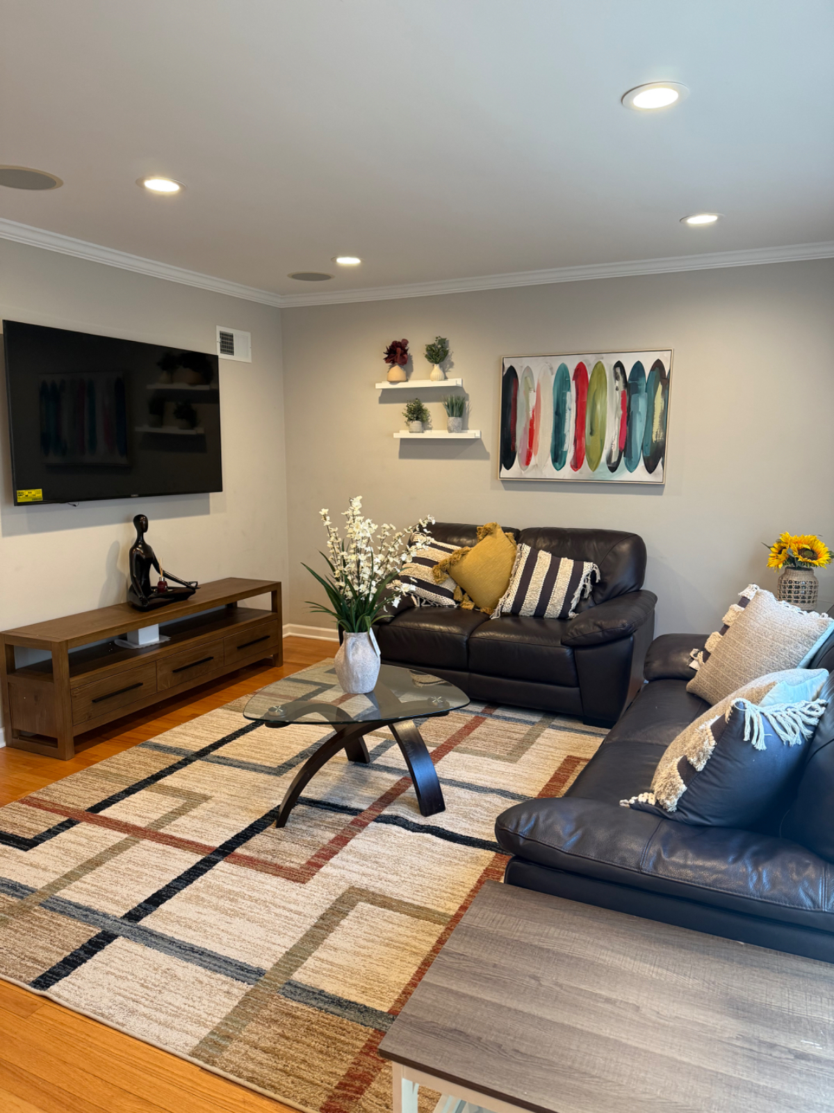 Spacious Furnished 5BR Home| 2-Car Garage | Extended Stays - Photo 2