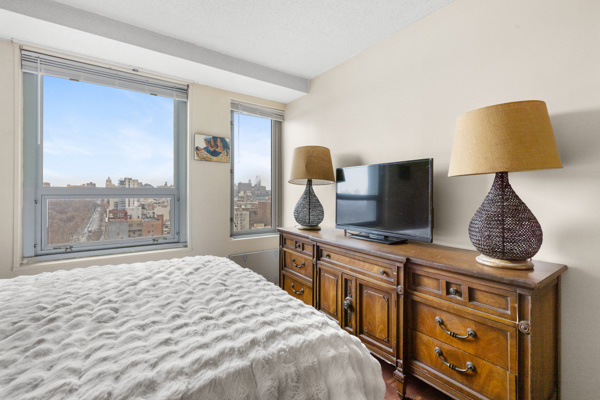 Central Park Noir| Art-Deco Luxury 3 Bdrm - Photo 6