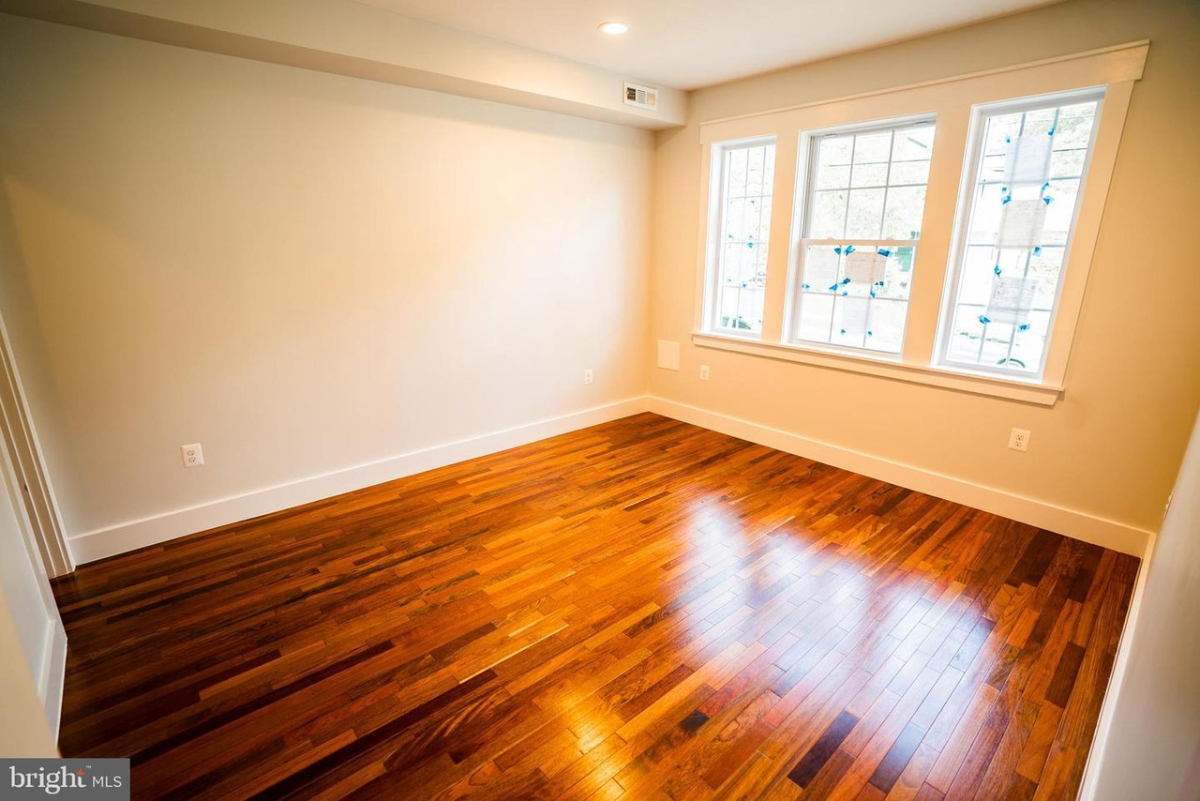 Modern Luxury Townhome with Capitol Views, Designer Finishes & Attached 2-Car Garage - Close to Metr - Photo 1