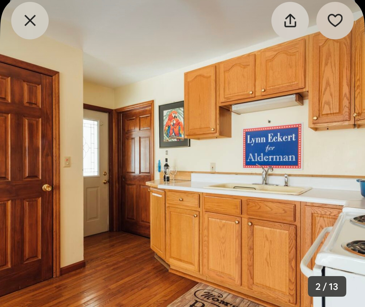 One-Bedroom Apartment Sunny Hardwood Floors Pets OK - Photo 4