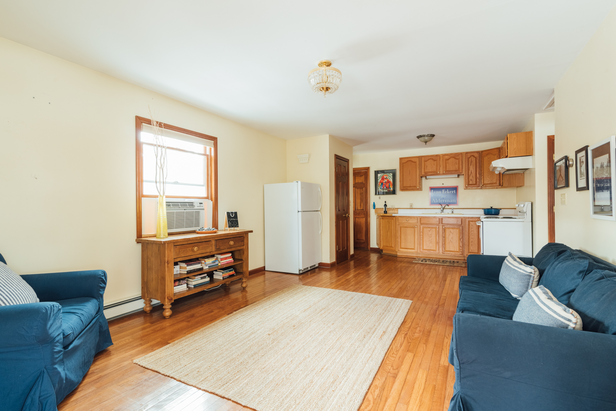 One-Bedroom Apartment Sunny Hardwood Floors Pets OK - Photo 1