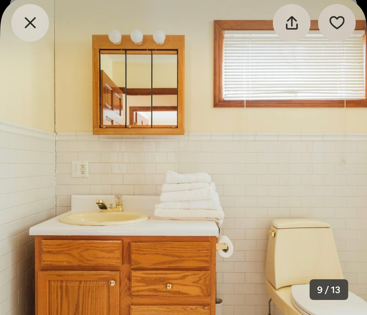 One-Bedroom Apartment Sunny Hardwood Floors Pets OK - Photo 12