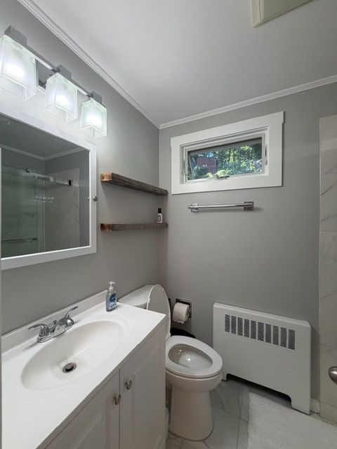 Fully Furnished Renovated 2BR - Utilities, Garage & Private Yard Included - Photo 3
