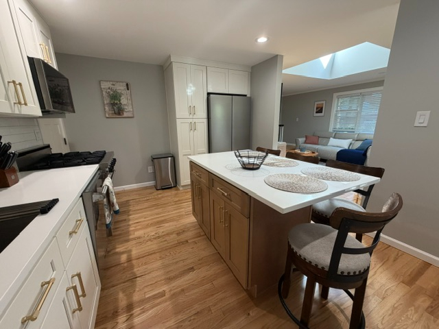 Fully Furnished Renovated 2BR - Utilities, Garage & Private Yard Included - Photo 5