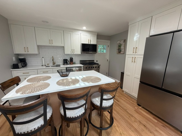 Fully Furnished Renovated 2BR - Utilities, Garage & Private Yard Included - Photo 6