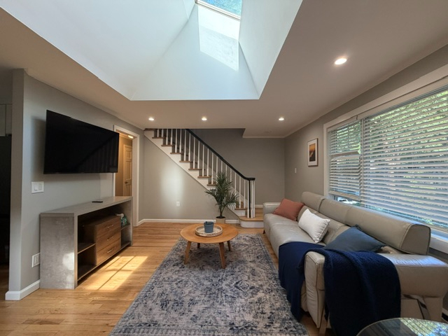 Fully Furnished Renovated 2BR - Utilities, Garage & Private Yard Included - Photo 1