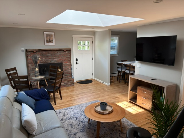 Fully Furnished Renovated 2BR - Utilities, Garage & Private Yard Included - Photo 2