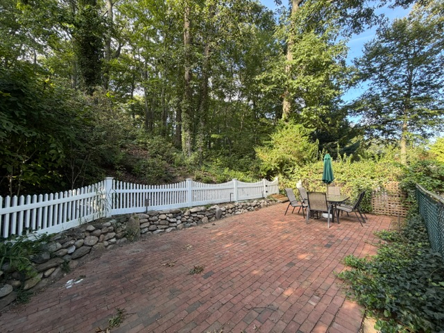 Fully Furnished Renovated 2BR - Utilities, Garage & Private Yard Included - Photo 9