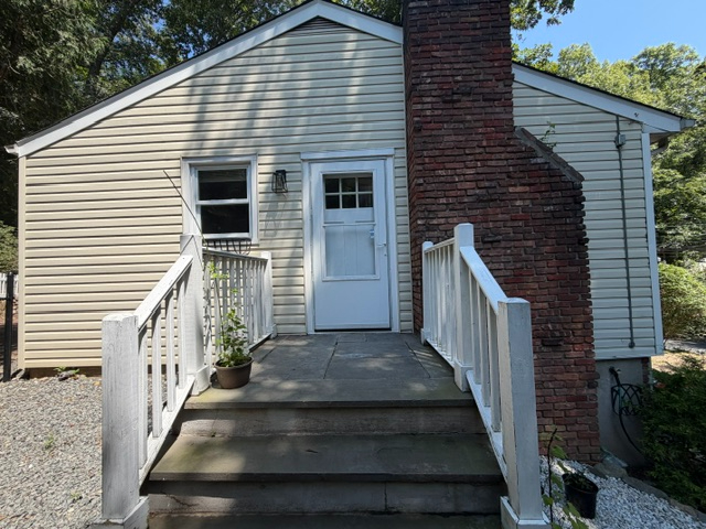 Fully Furnished Renovated 2BR - Utilities, Garage & Private Yard Included - Photo 10