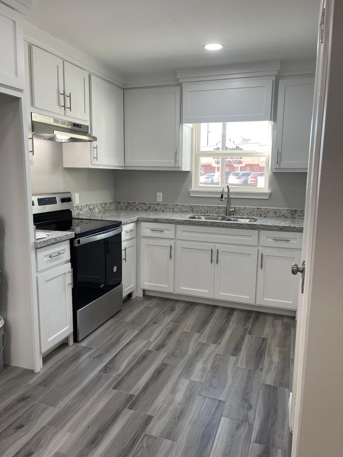 Cozy Furnished Home Perfect for Traveling Professional - Photo 3