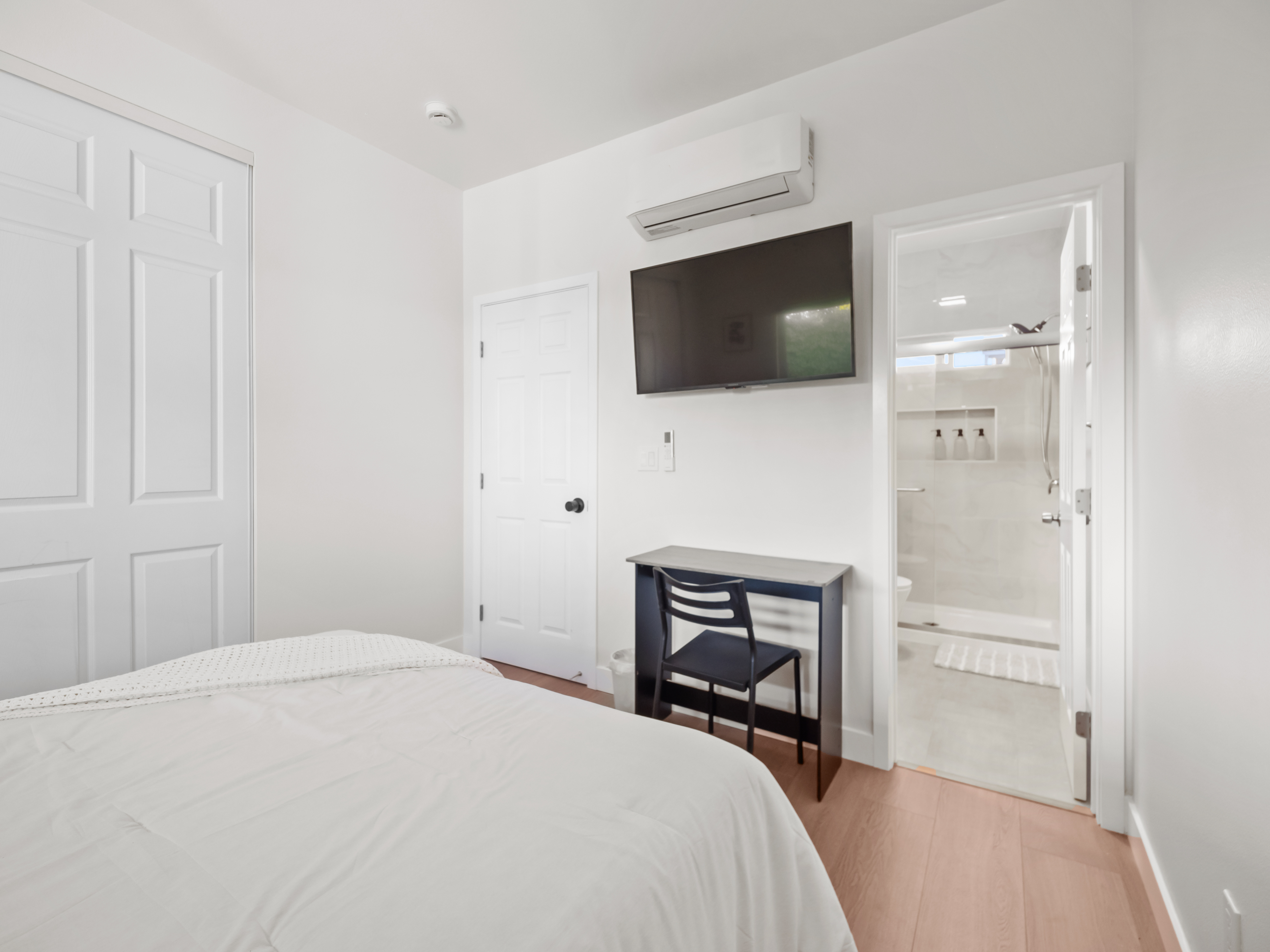 Coastal Calm Room | Private Bath, AC & Laundry in Unit - Photo 2