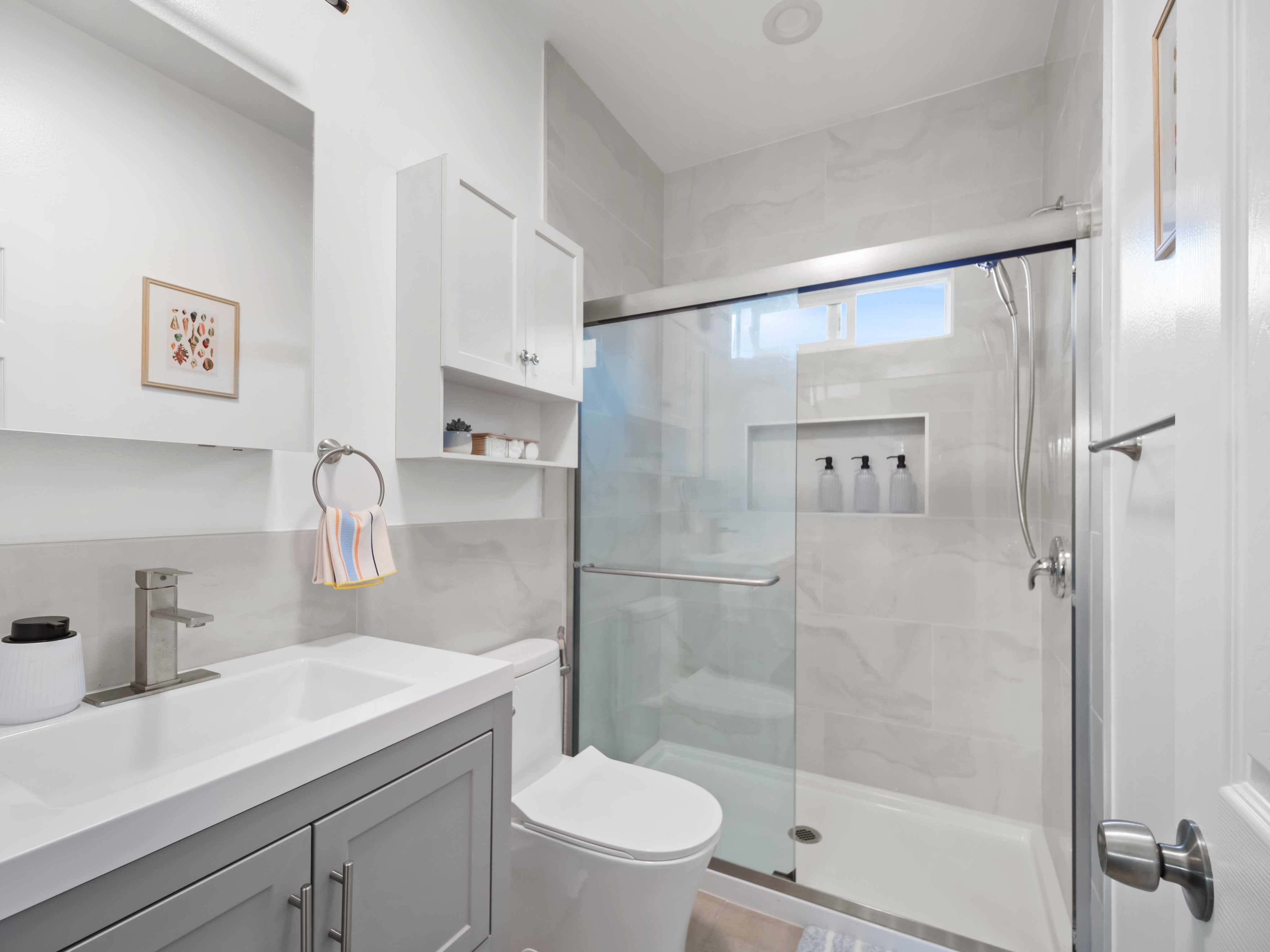 Coastal Calm Room | Private Bath, AC & Laundry in Unit - Photo 4