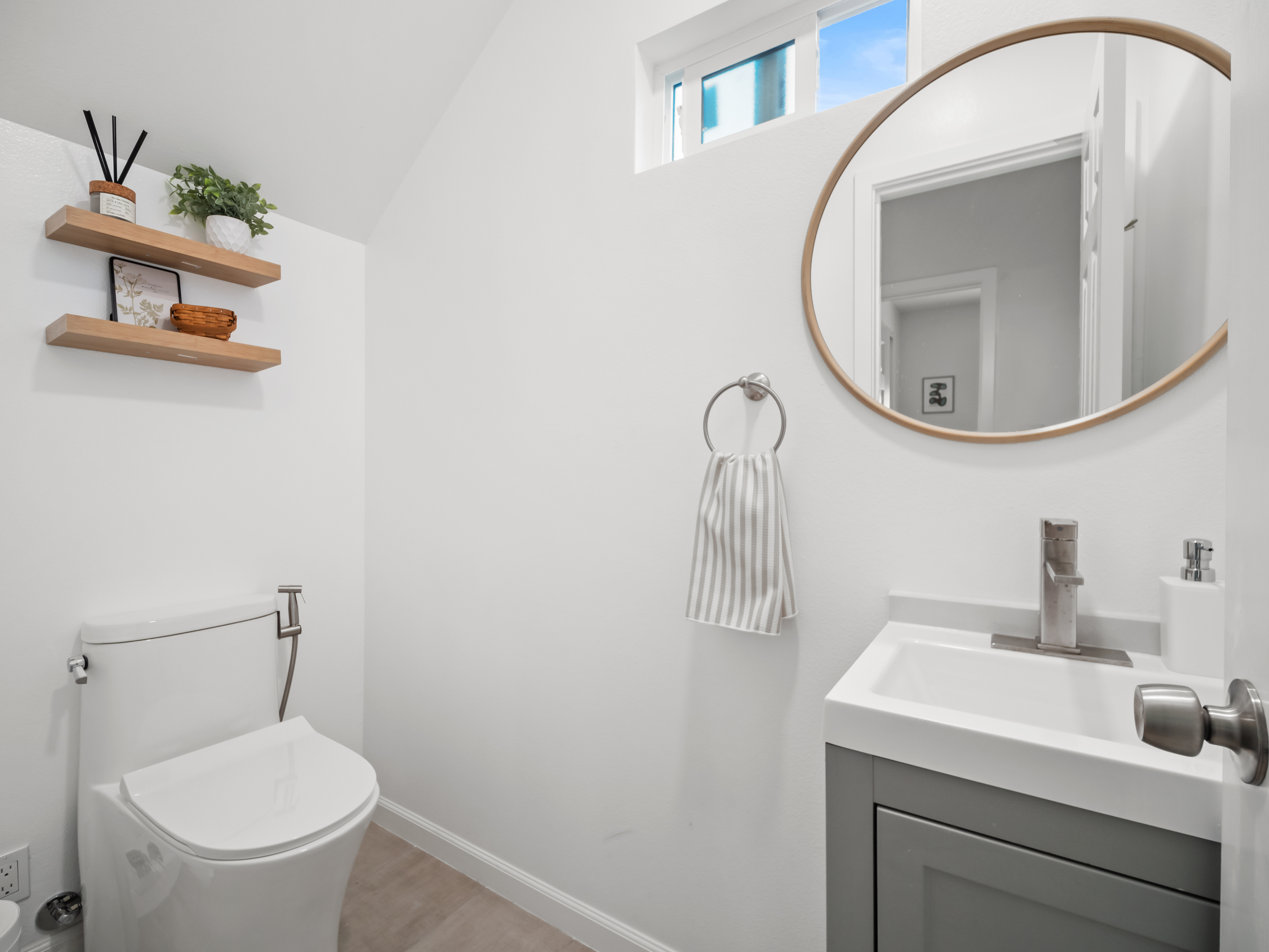 Coastal Calm Room | Private Bath, AC & Laundry in Unit - Photo 5
