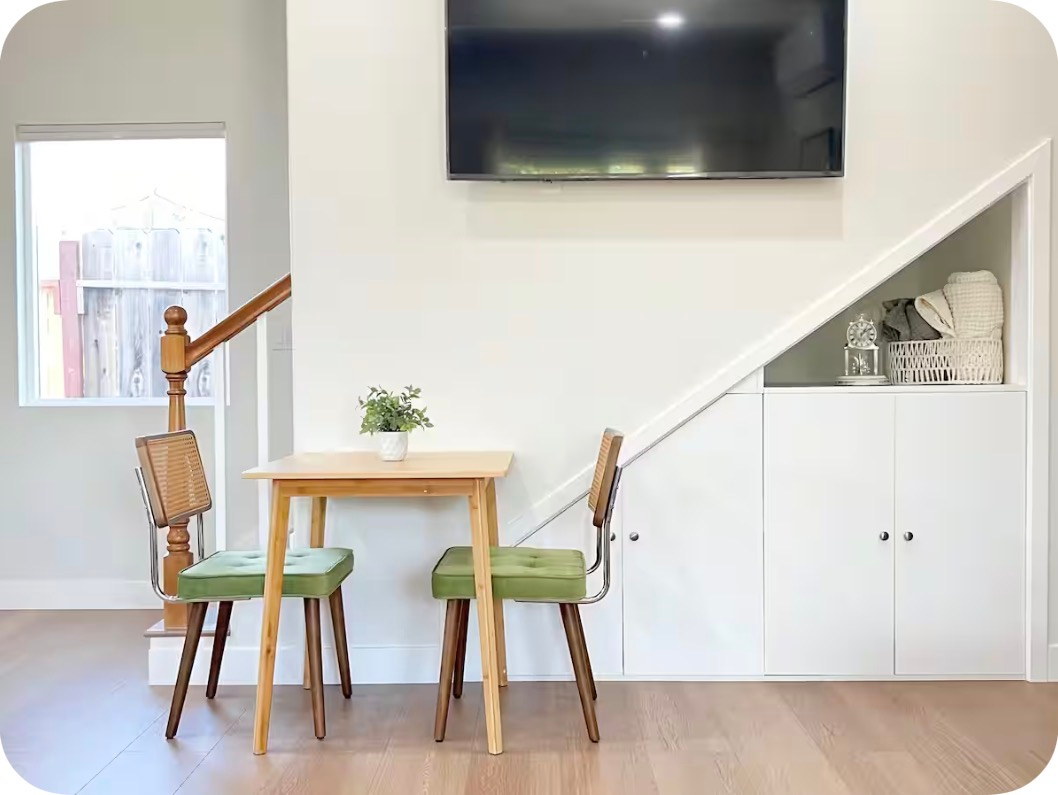 Skyline Room | AC, Kitchen & In-Unit Laundry - Photo 5
