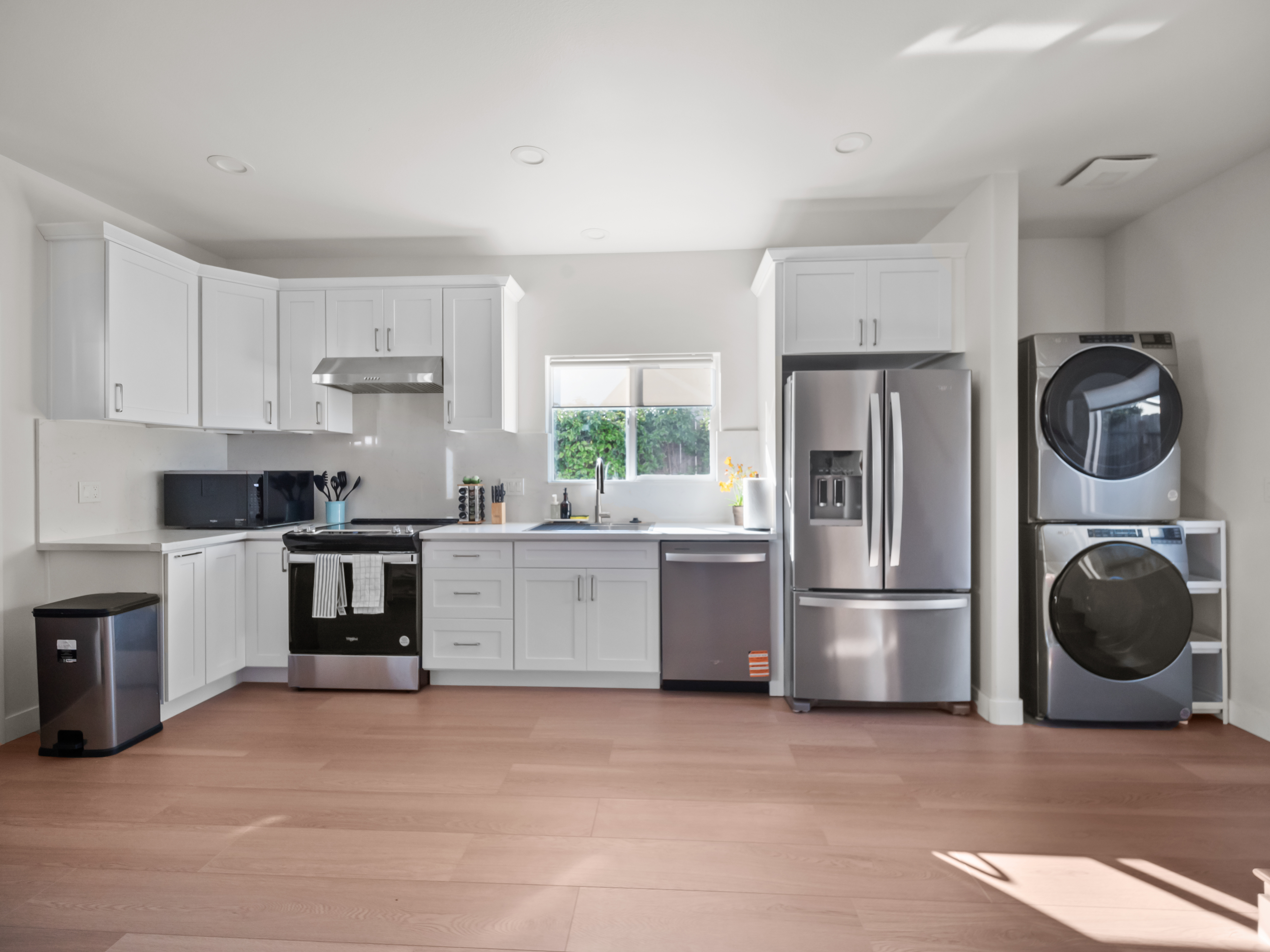 Skyline Room | AC, Kitchen & In-Unit Laundry - Photo 4