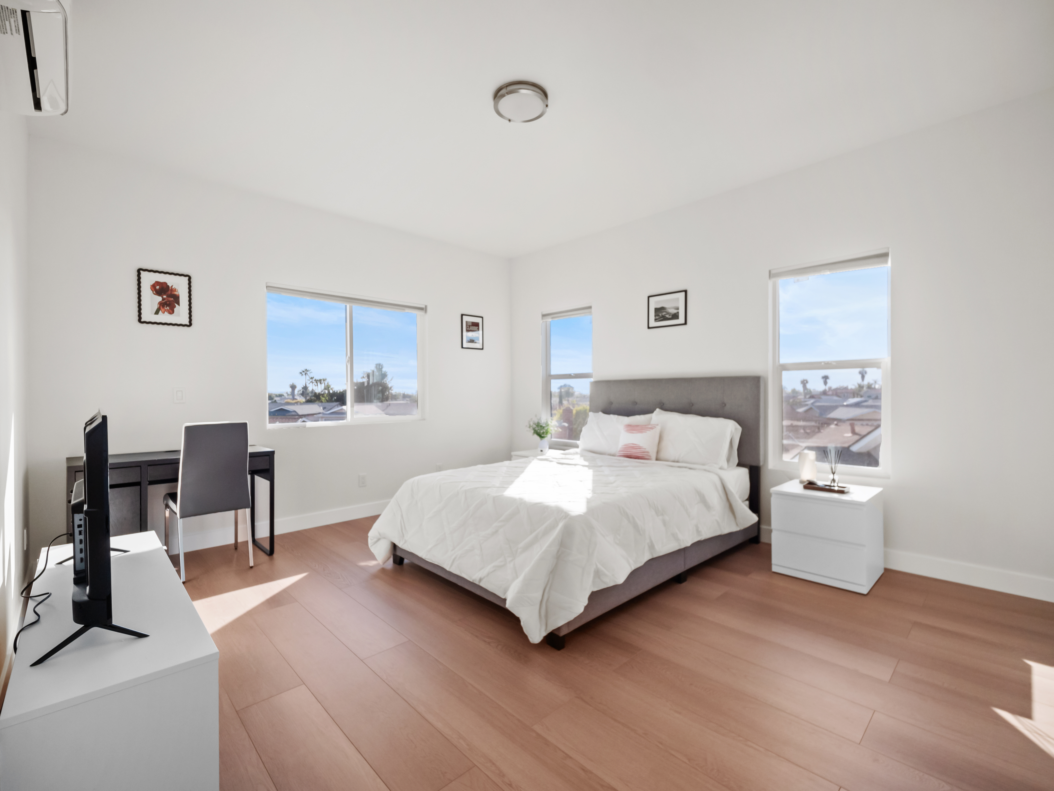 Skyline Room | AC, Kitchen & In-Unit Laundry - Photo 1