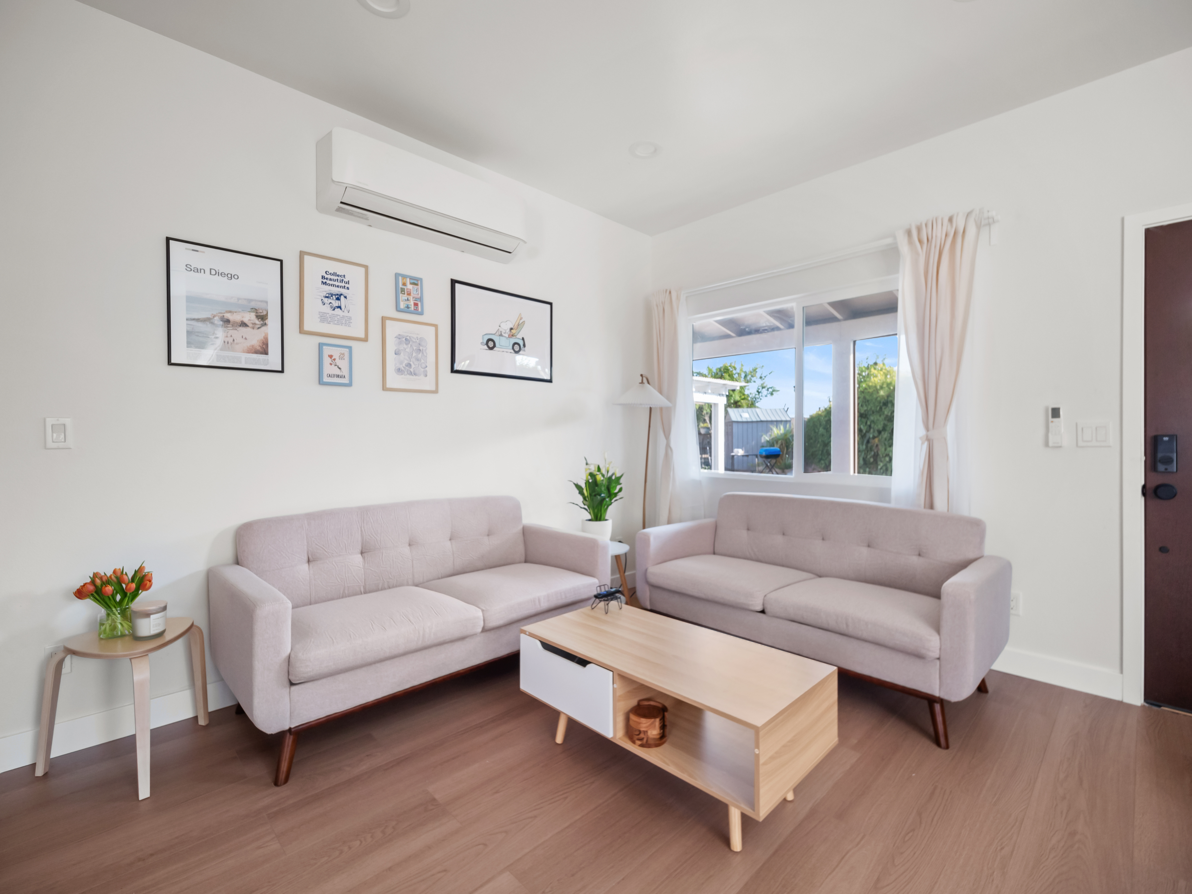 Skyline Room | AC, Kitchen & In-Unit Laundry - Photo 2