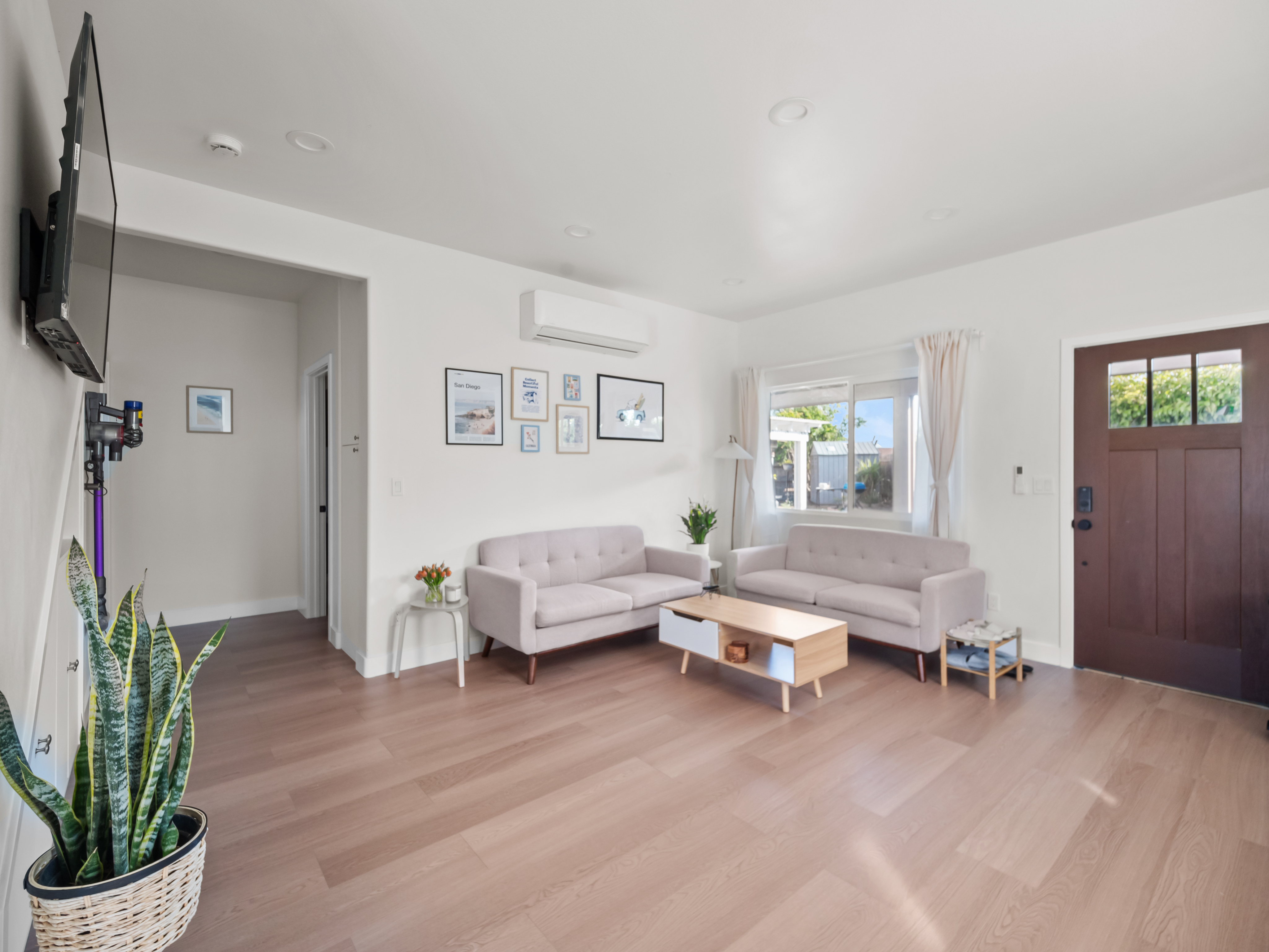 Skyline Room | AC, Kitchen & In-Unit Laundry - Photo 3