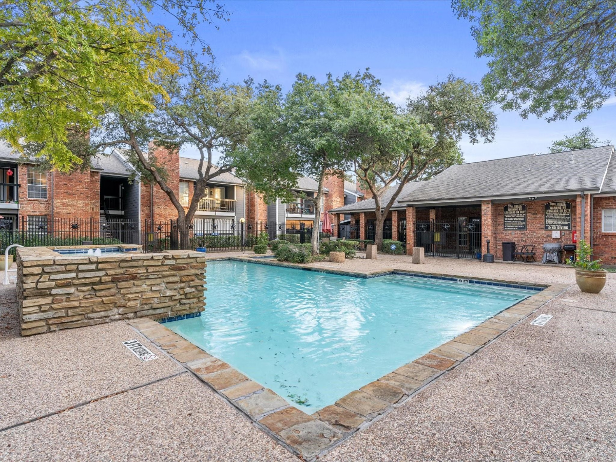 Quiet Fully Furnished 1 BR Condo in North Dallas/Plano Area w/ In-Unit Laundry, Covered Parking and - Photo 1