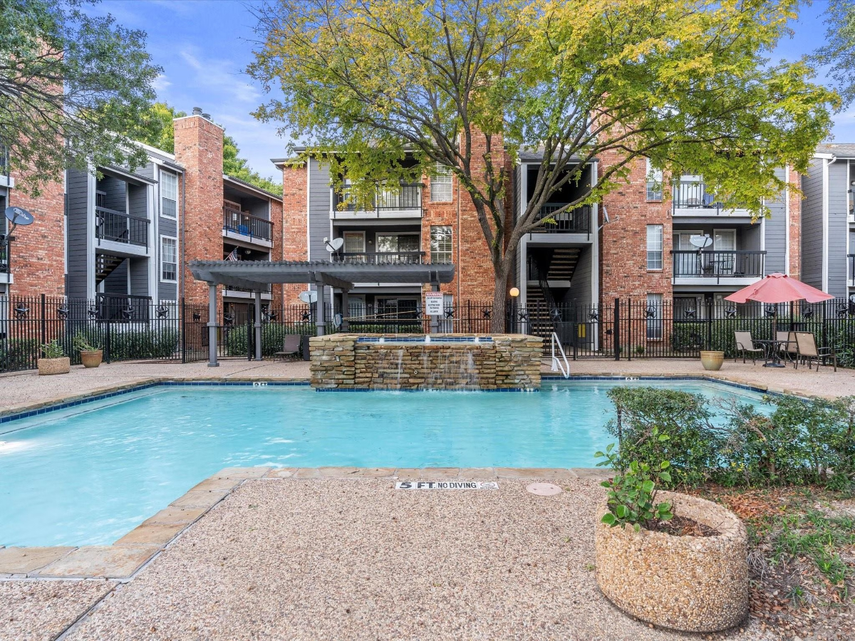 Quiet Fully Furnished 1 BR Condo in North Dallas/Plano Area w/ In-Unit Laundry, Covered Parking and - Photo 2