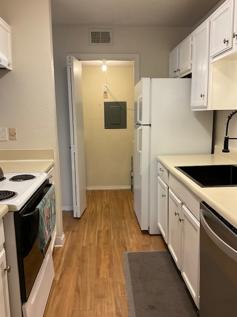 Quiet Fully Furnished 1 BR Condo in North Dallas/Plano Area w/ In-Unit Laundry, Covered Parking and - Photo 4