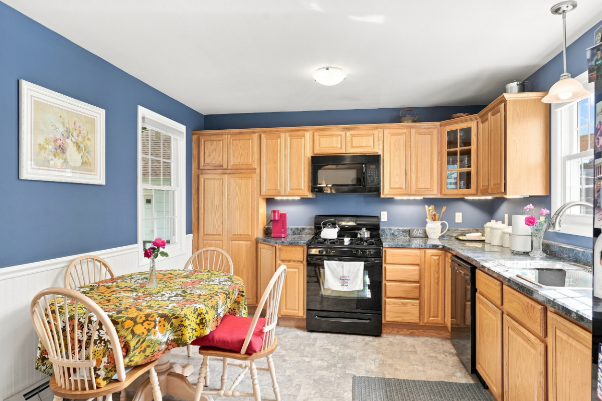 Small village feel, room to spread out! - Photo 7