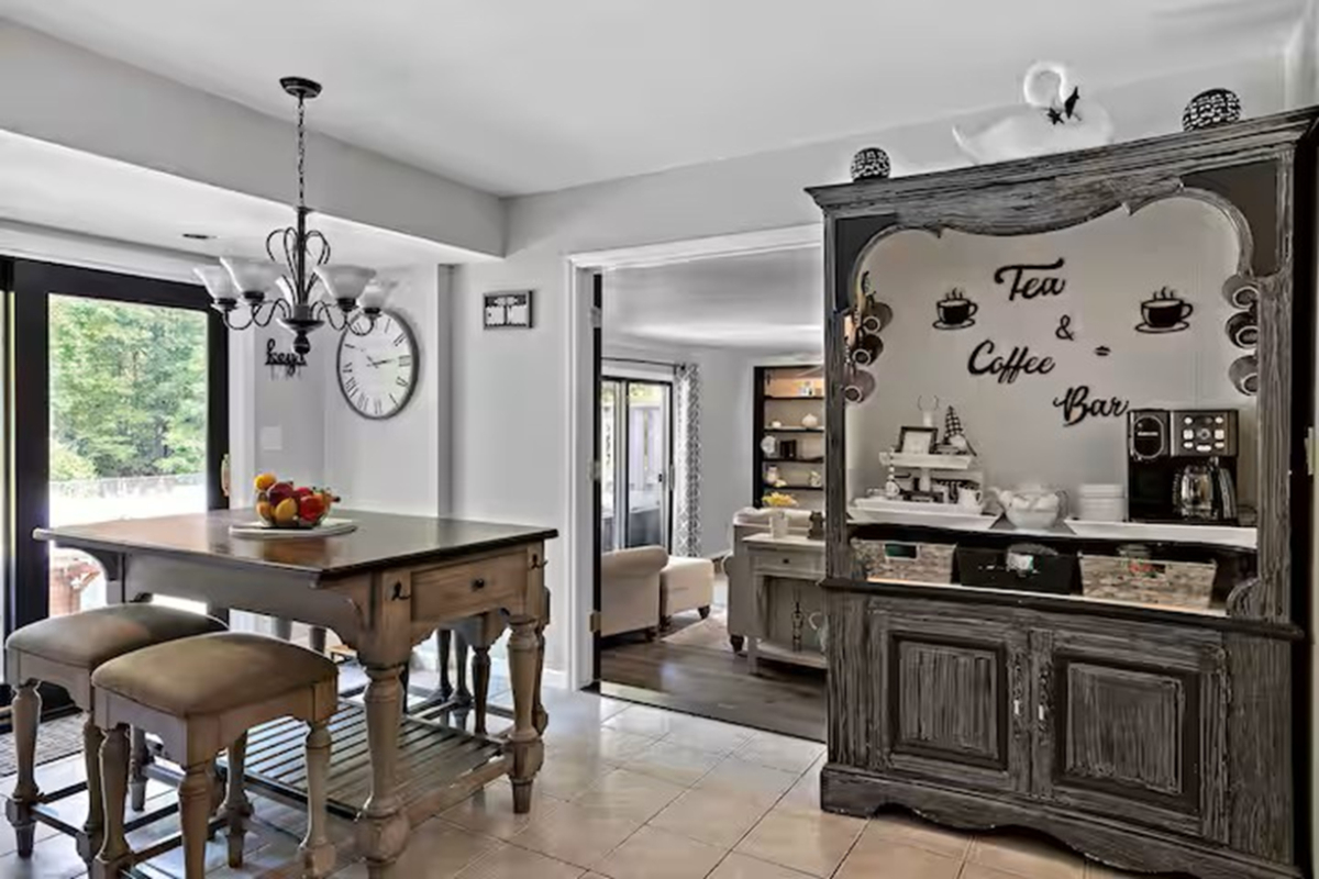 4 Bedroom Spacious Saratoga Retreat with Fire place and games - Photo 6