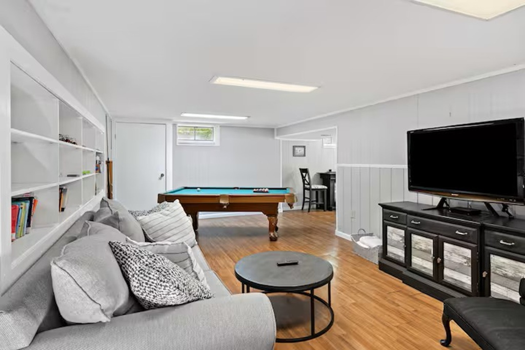 4 Bedroom Spacious Saratoga Retreat with Fire place and games - Photo 8