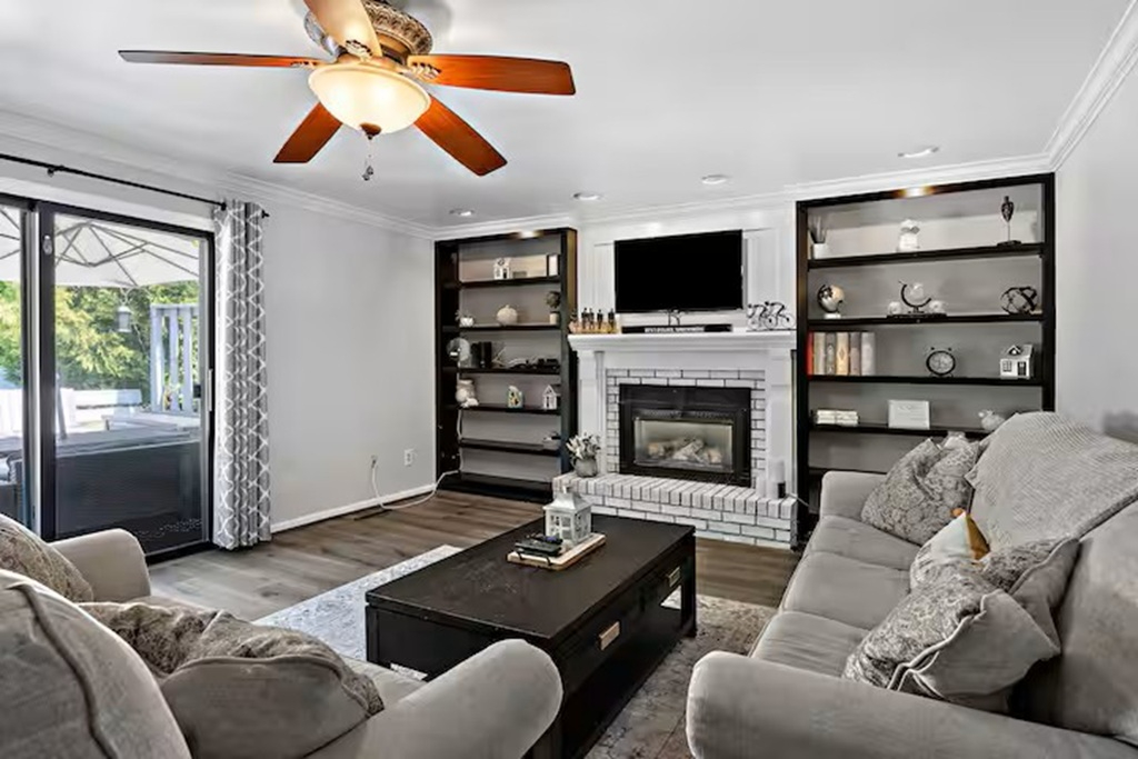 4 Bedroom Spacious Saratoga Retreat with Fire place and games - Photo 11
