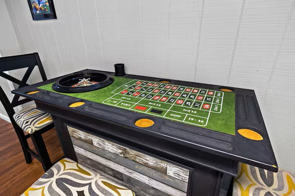 4 Bedroom Spacious Saratoga Retreat with Fire place and games - Photo 12