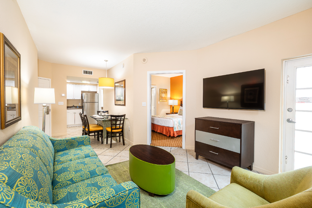 Deluxe One Bedroom King Suite with Sofa sleeper - Photo 5