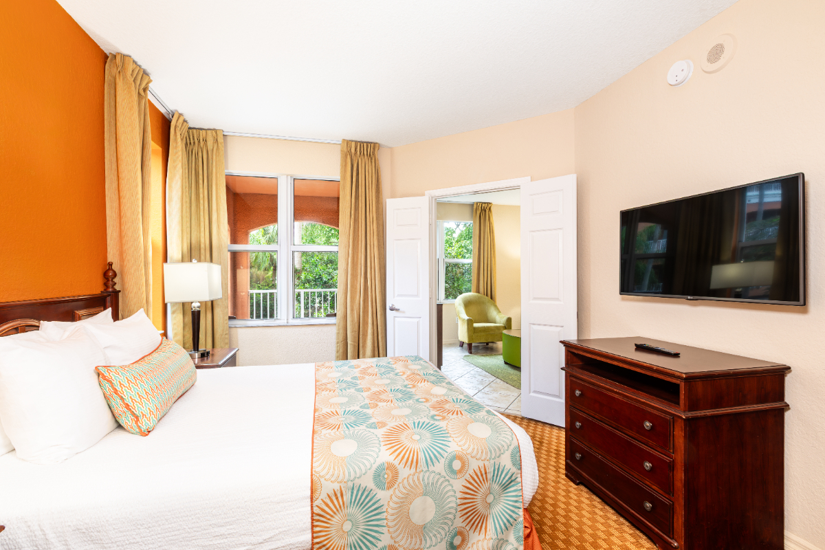 Deluxe One Bedroom King Suite with Sofa sleeper - Photo 6
