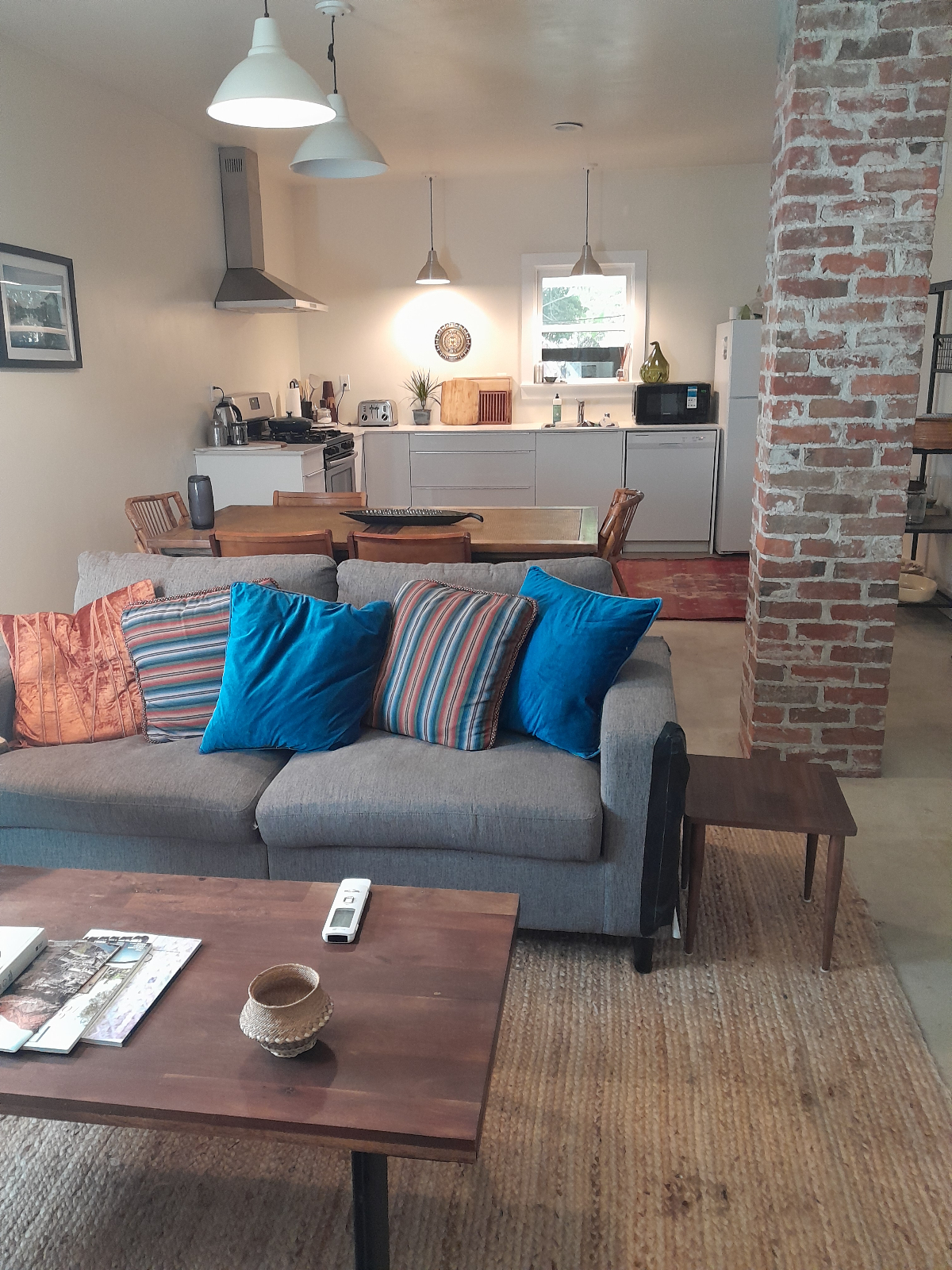 Cozy Open Modern Apartment