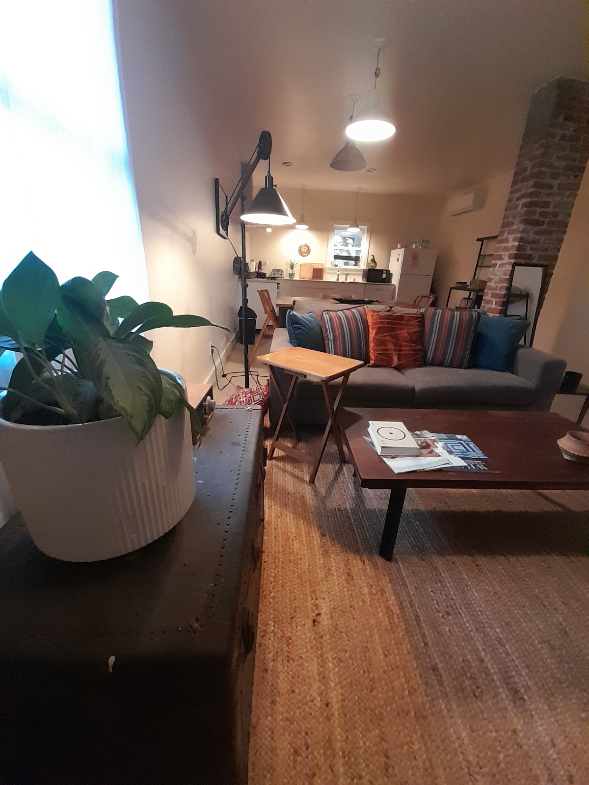 Cozy Open Modern Apartment - Photo 2