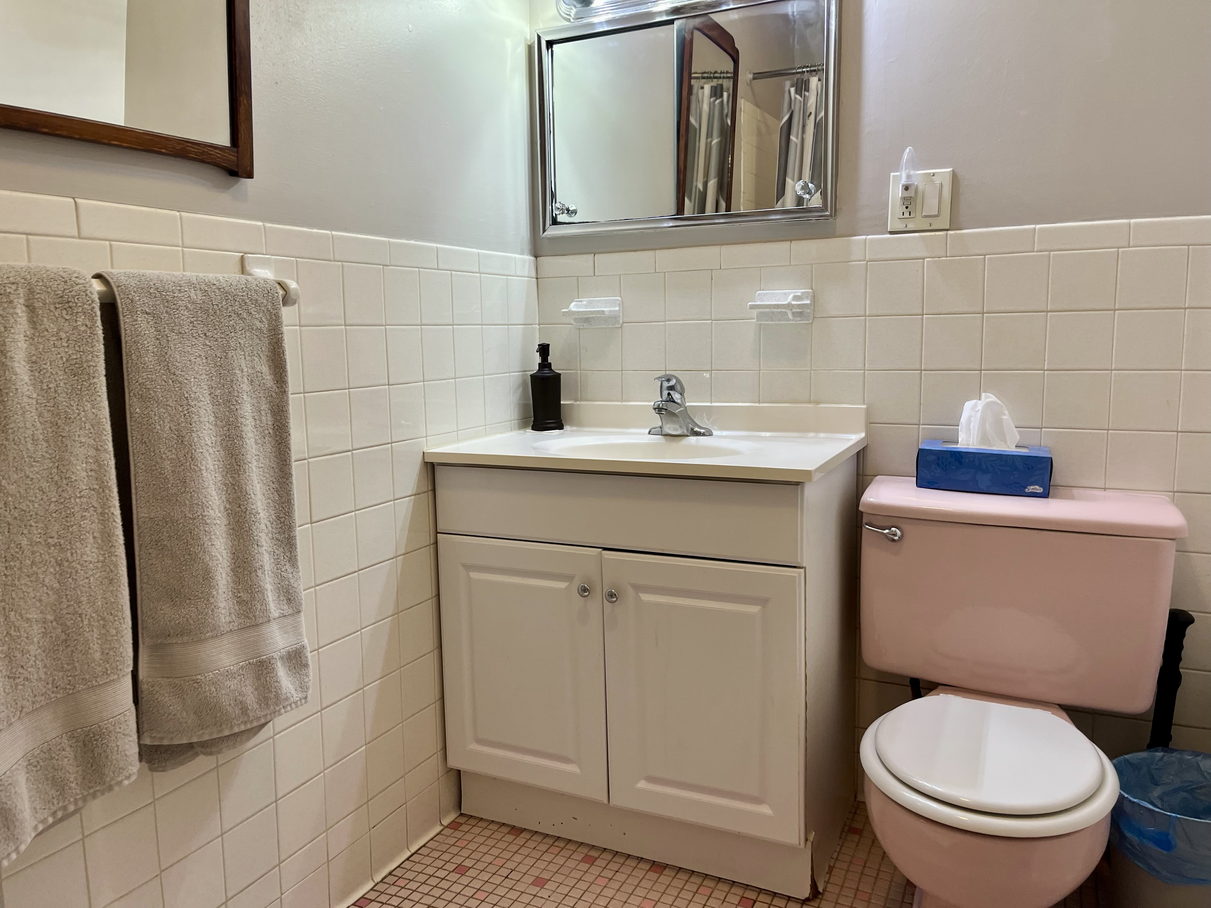 Large 1 private bedroom w/full private bath in quiet neighborhood - Photo 6