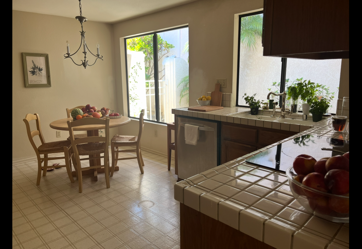 Coastal suite with private bath, convenient parking and separate entrance located 5 min from Del Mar beach. - Photo 6