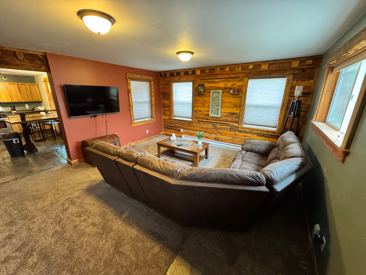Cozy Furnished Cottage in Cody - All Utilities Included - Photo 7