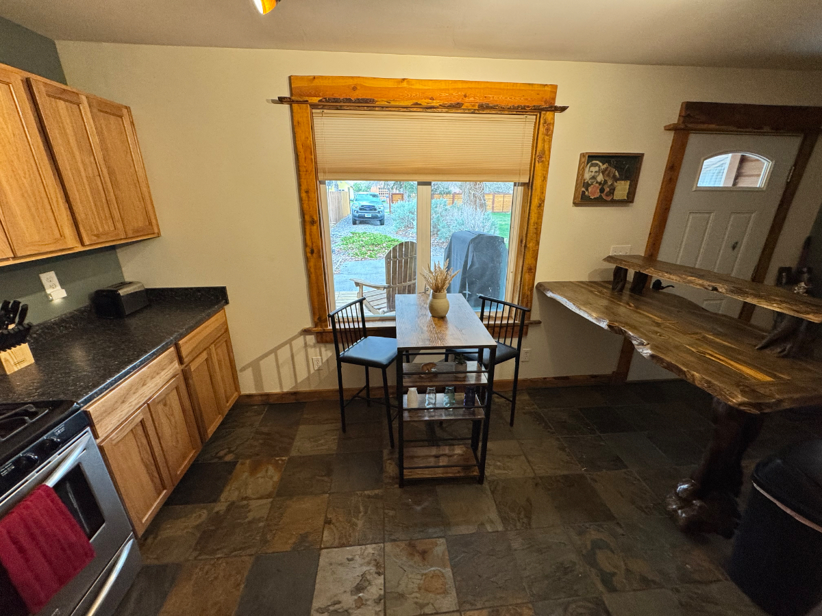 Cozy Furnished Cottage in Cody - All Utilities Included - Photo 9