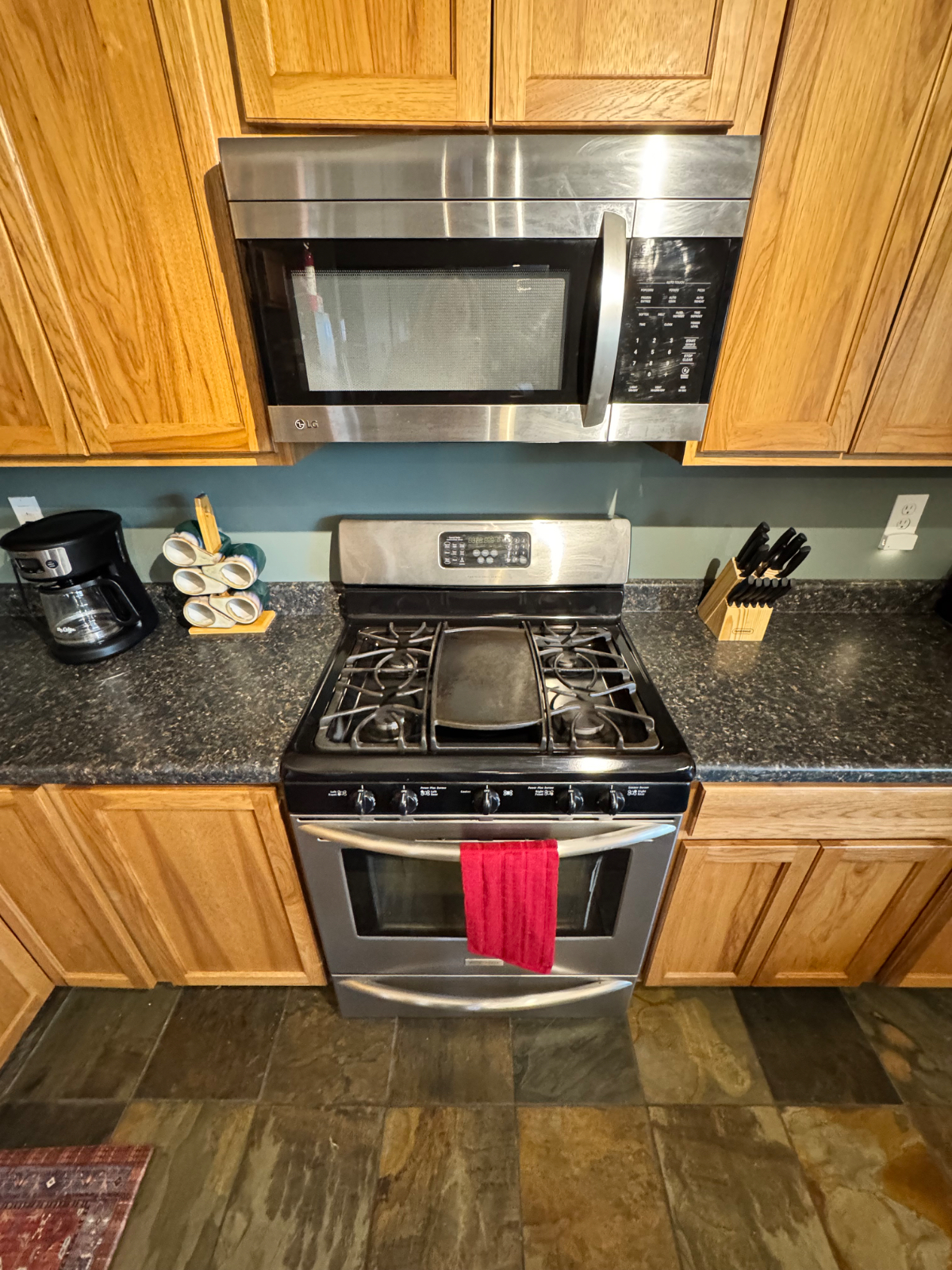 Cozy Furnished Cottage in Cody - All Utilities Included - Photo 10
