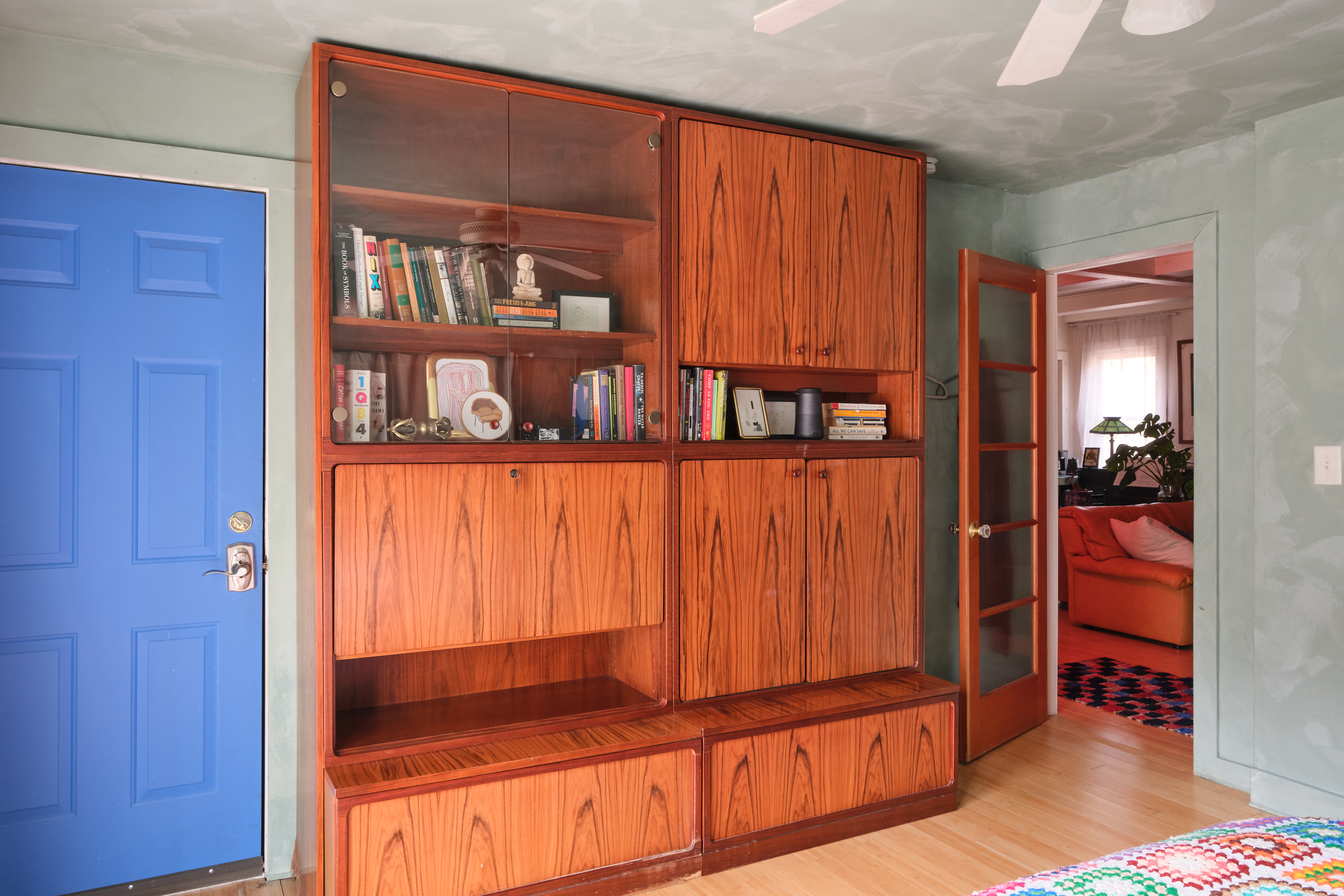 Spacious sunny vintage-furnished 3-bedroom cabin with skylight studio room on 14 acres in Kingston, - Photo 3