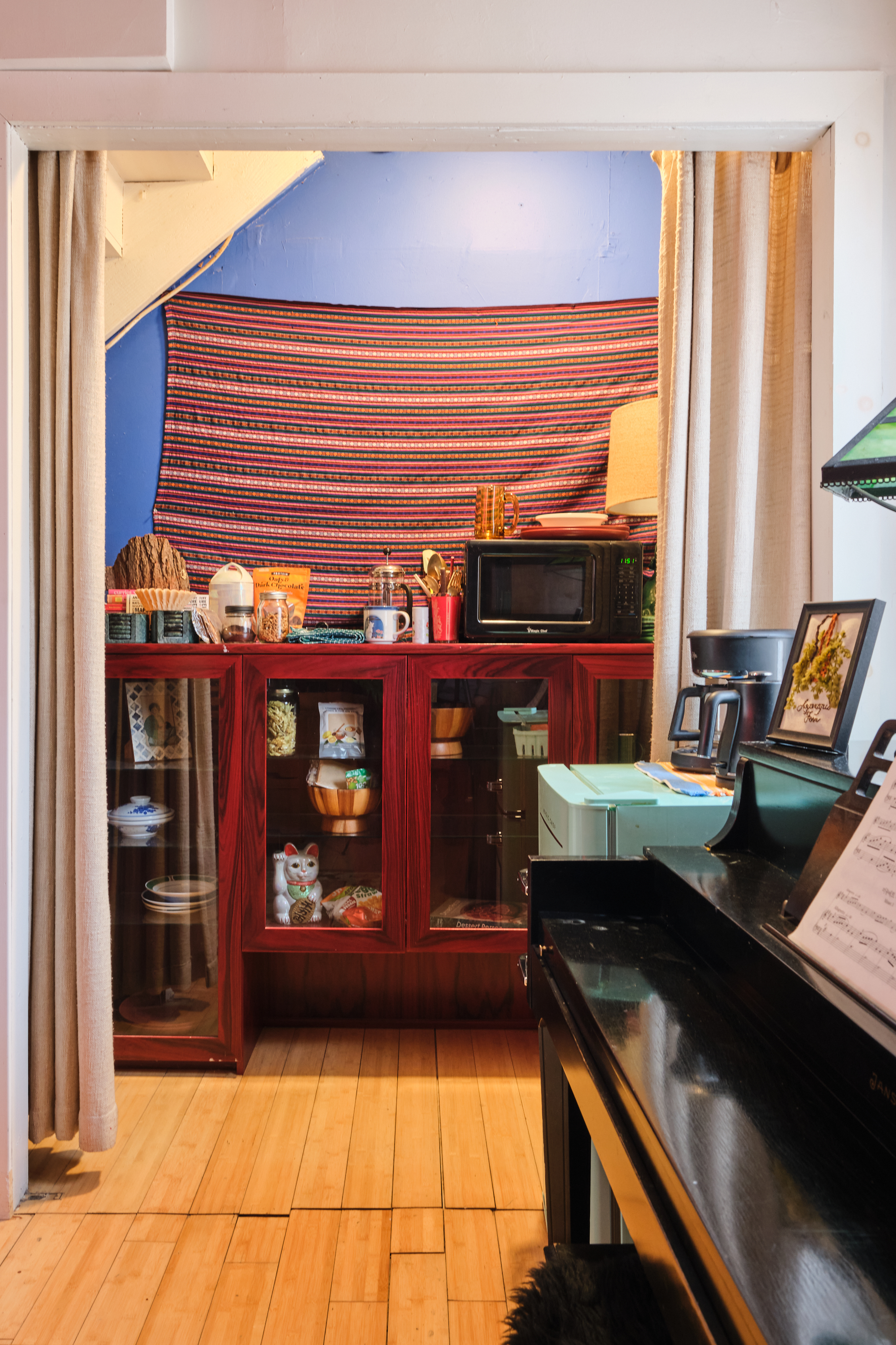 Spacious sunny vintage-furnished 3-bedroom cabin with skylight studio room on 14 acres in Kingston, - Photo 5