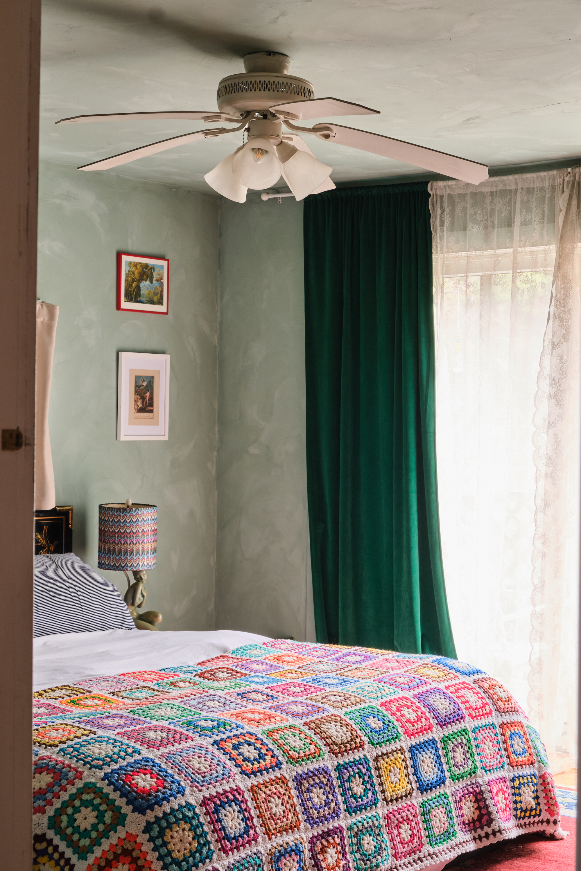 Spacious sunny vintage-furnished 3-bedroom cabin with skylight studio room on 14 acres in Kingston,  - Photo 12