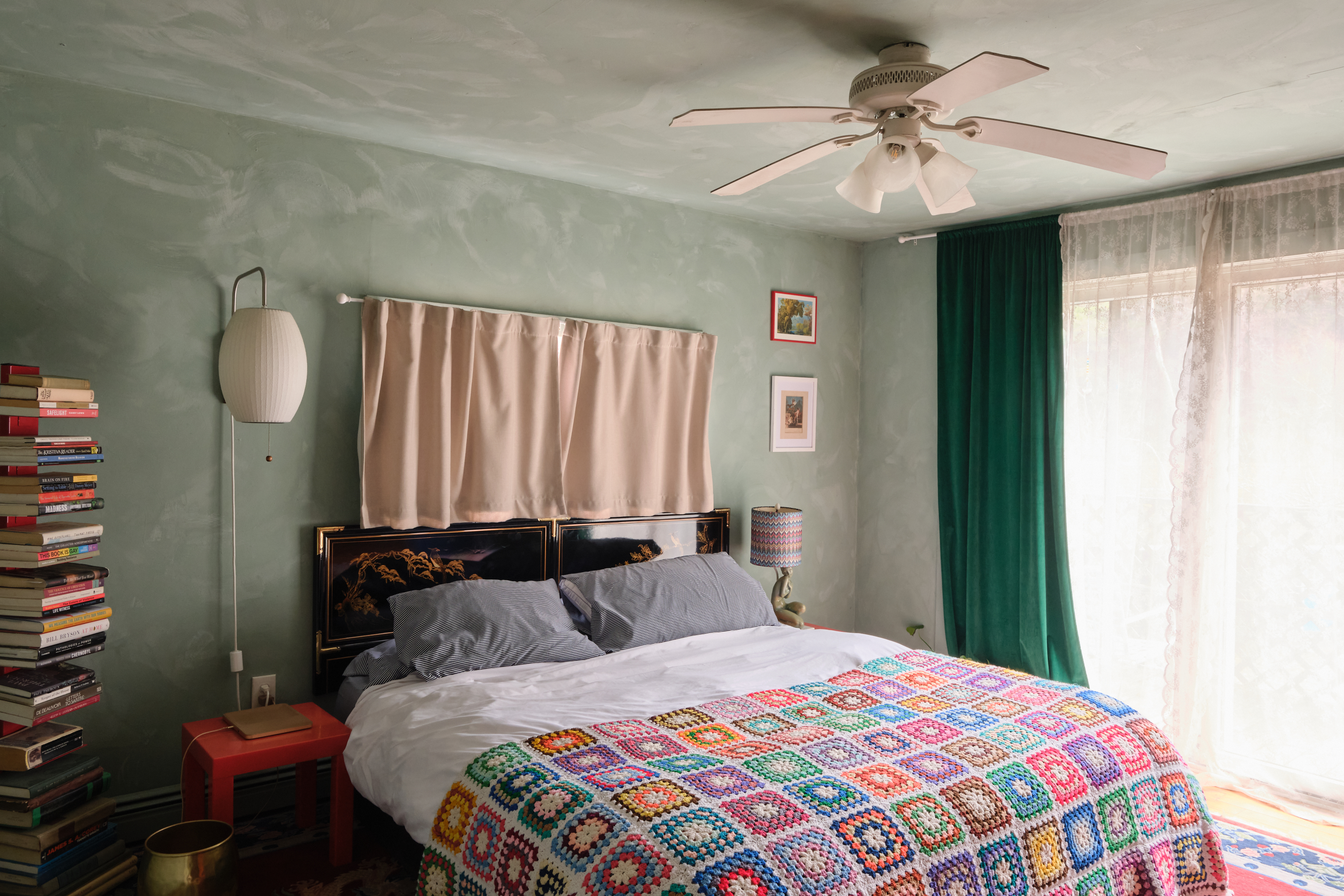 Spacious sunny vintage-furnished 3-bedroom cabin with skylight studio room on 14 acres in Kingston, - Photo 2