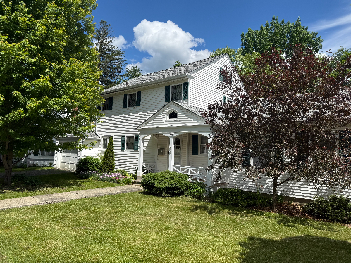 Relocating???? This Classic home is for you!!!!!....availabe immediately - Photo 1