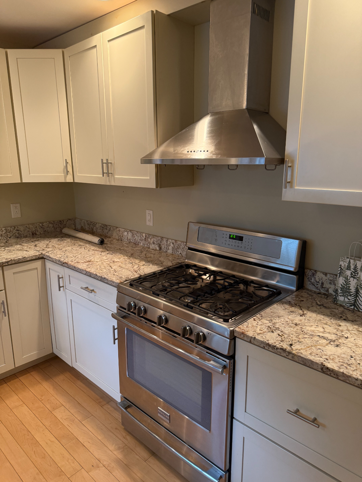 Relocating???? This Classic home is for you!!!!!....availabe immediately - Photo 3